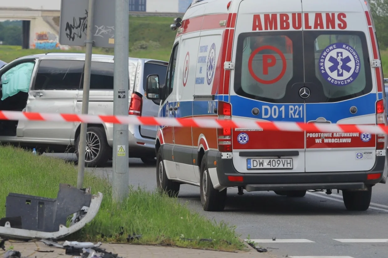 Wypadek koło Wierzchowa. Są poważnie ranni, jedna osoba nie żyje (zdjęcie ilustracyjne).