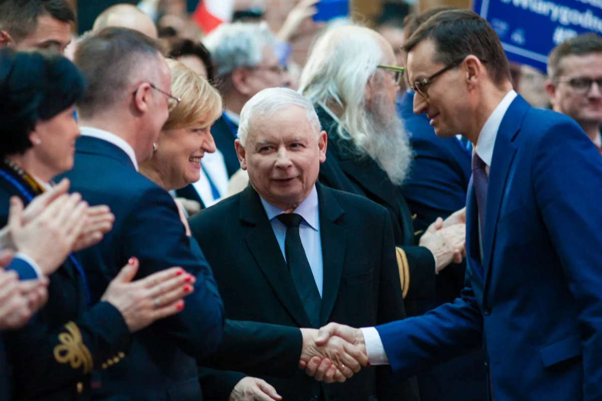 PiS może liczyć na prawie 5 punktów przewagi nad Koalicją Europejską w sondażu Estymatora dla "Do Rzeczy" przeprowadzonym tuż przed świętami wielkanocnymi.