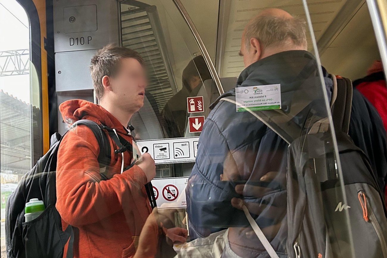 Pobicie seniora w pociągu Kolei Mazowieckiej