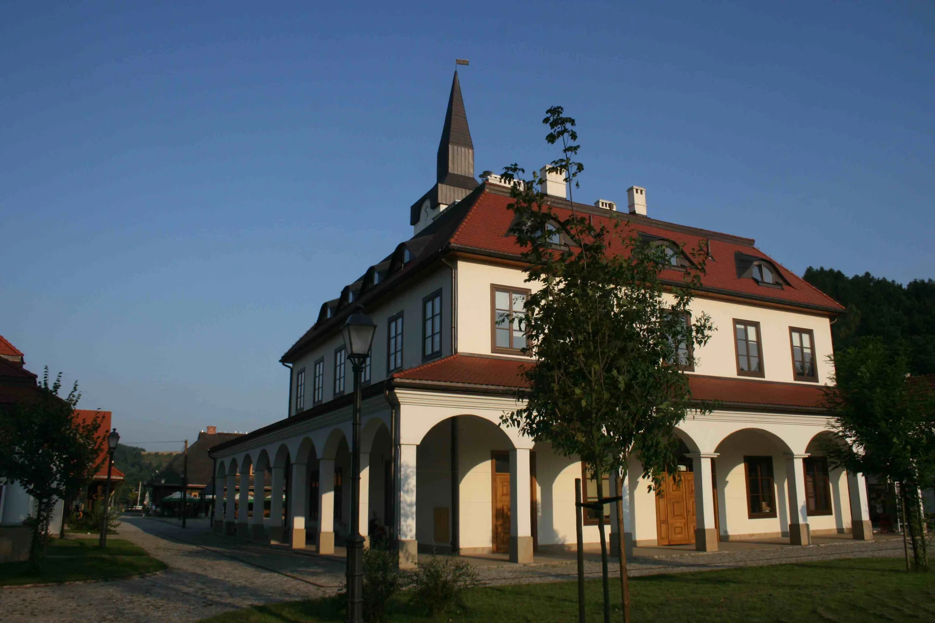 Wzorowany na projekcie nieistniejącego ratusza w Starym Sączu ratusz w Miasteczku Galicyjskim mieści kawiarnię, sale konferencyjne i ładne pokoje gościnne.