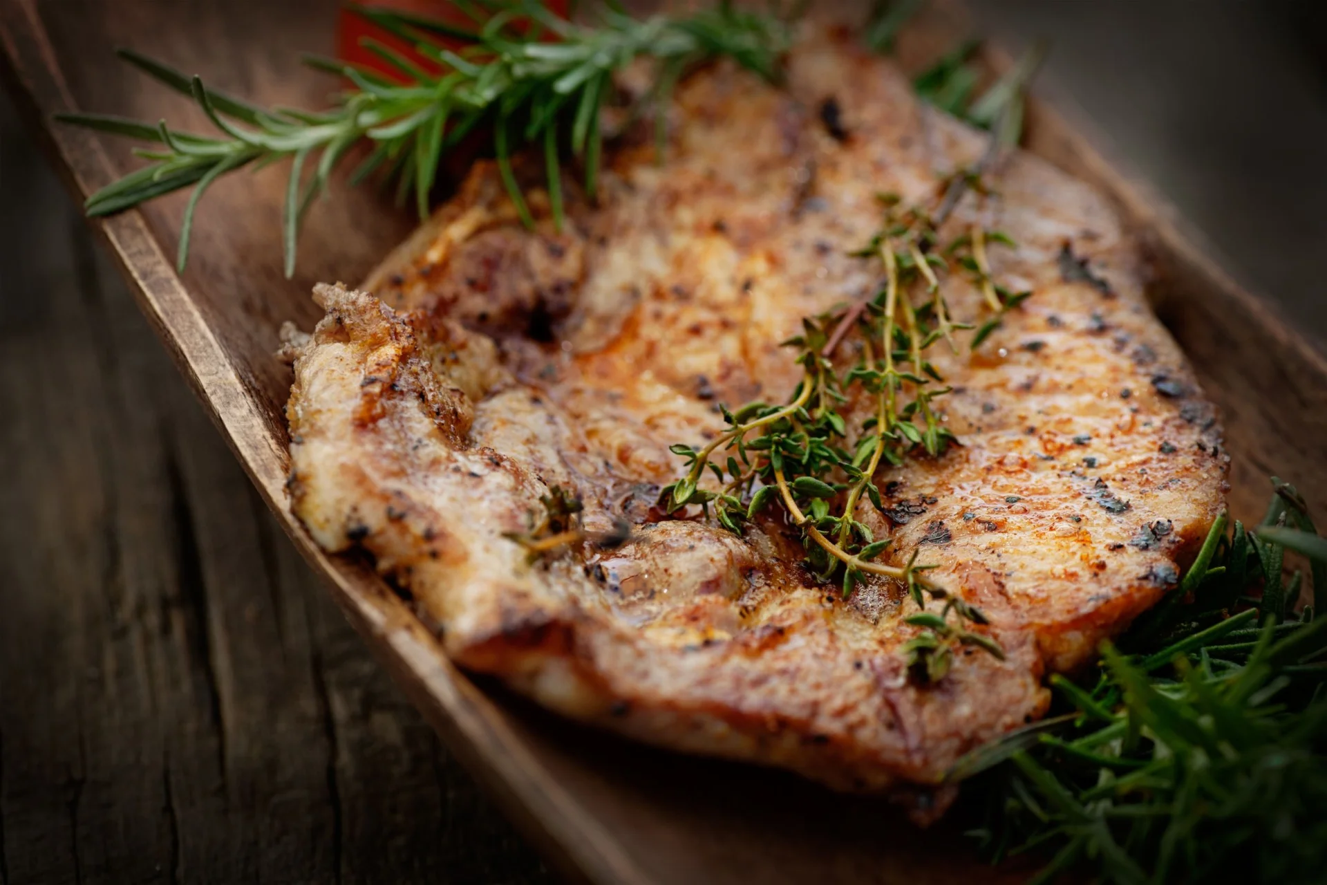 Przygotowanie pysznego pieczonego mięsa w terenie wcale nie musi być skomplikowane.