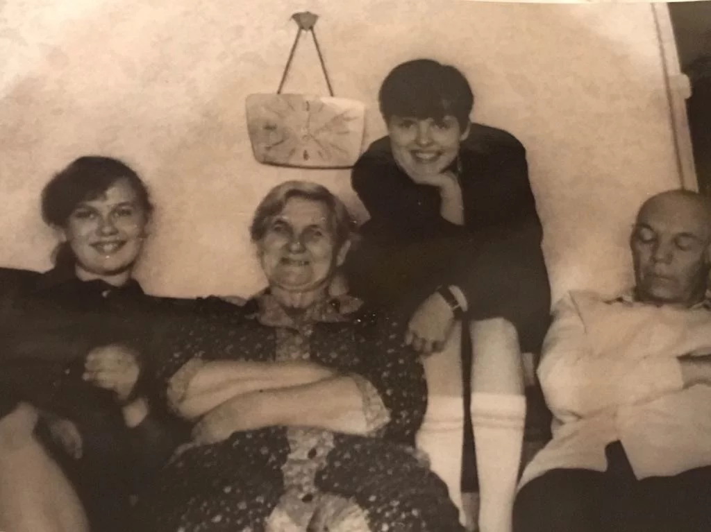 17-letnia Oxana Lytvynenko (w środku) z rodziną w pierwszych dniach po wybuchu jądrowym w Czarnobylu.