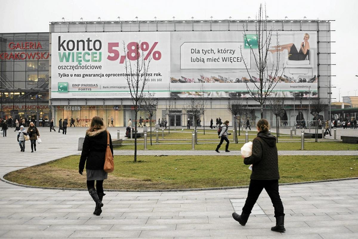 Reklama oferty jednego z banków na krakowskiej galerii handlowej.