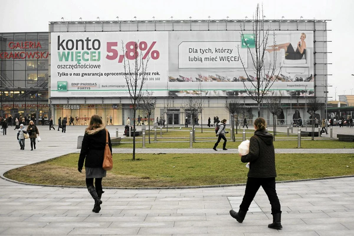 Reklama oferty jednego z banków na krakowskiej galerii handlowej.