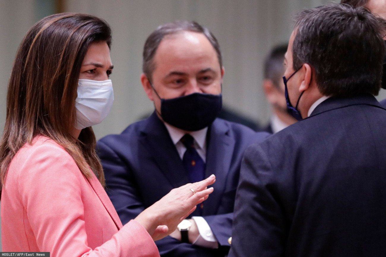 Minister Konrad Szymański (w środku) reprezentuje Polskę na wysłuchaniu w Luksemburgu.