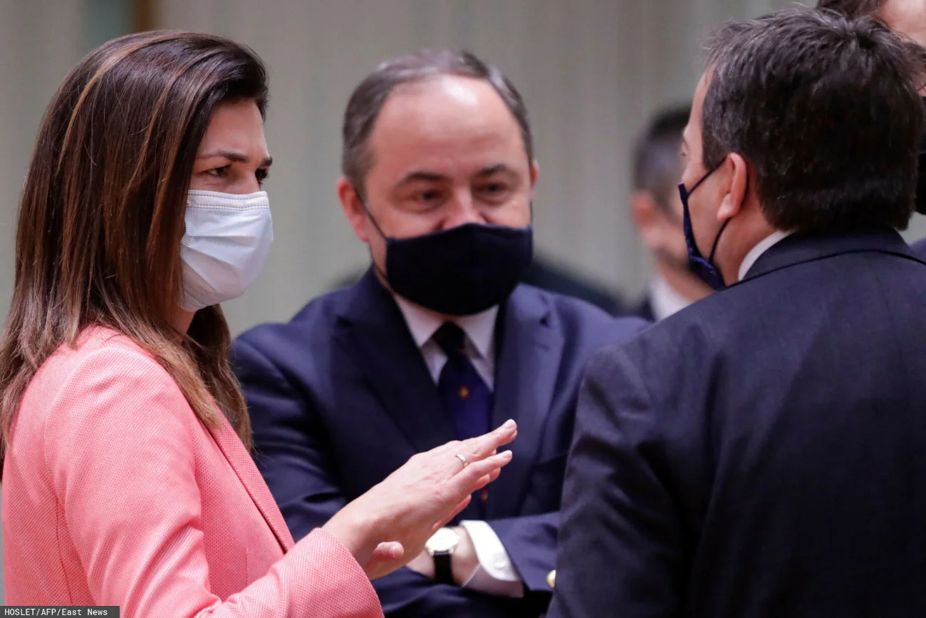 Minister Konrad Szymański (w środku) reprezentuje Polskę na wysłuchaniu w Luksemburgu.