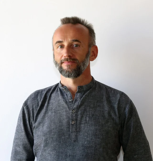 Adam Ramotowski – doświadczony nauczyciel jogi; prezes Stowarzyszenia Porozumienie Szkół Jogi