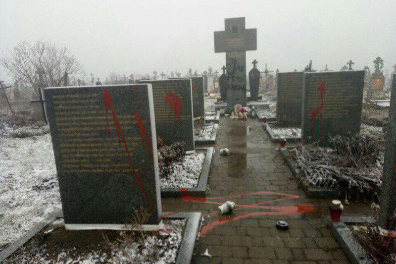 Zniszczone nagrobki w Hucie Pieniackiej. Według SBU pomniki zostały zdewastowane na zlecenie rosyjskich służb specjalnych.