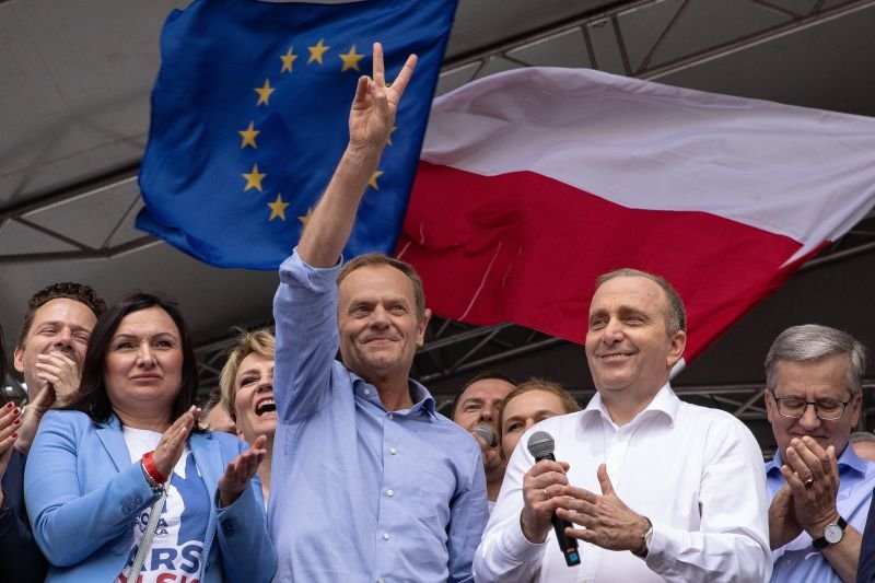 Donald Tusk wyznał, że i jemu jest smutno z powodu swojej decyzji. Jednak, jak podkreślił, była ona jedyną możliwą opcją