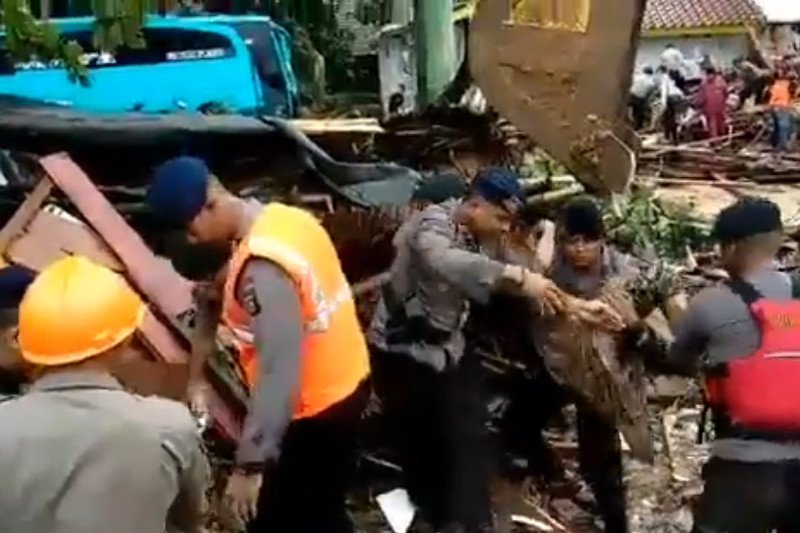 Ewakuacji ofiar tsunami w cieśninie Sunda.