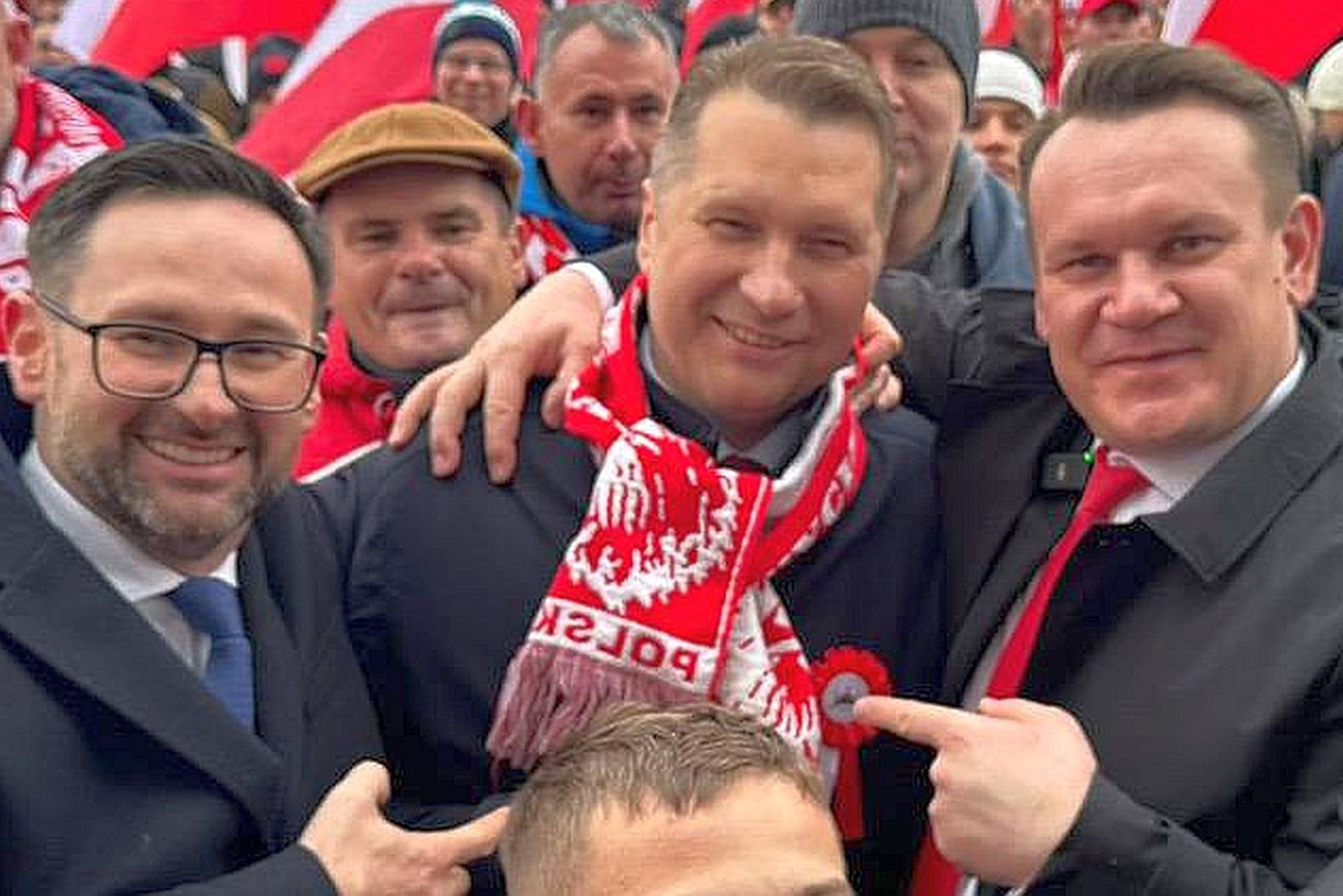 Zdjęcie Przemysława Czarnka z Danielem Obajtkiem i Dominikiem Tarczyńskim wzbudziło spore poruszenie w sieci