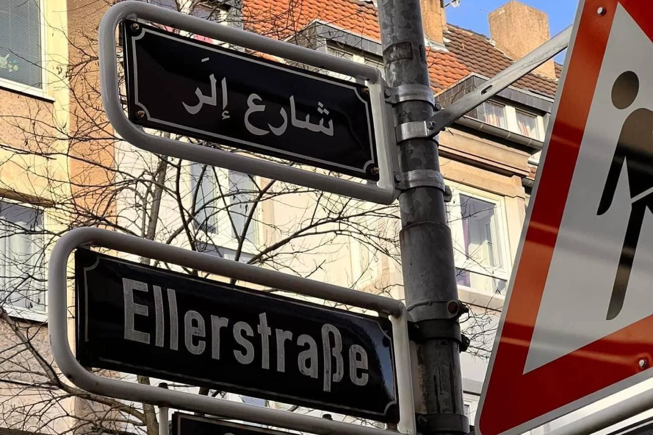 Düsseldorf, tabliczka z nazwą ulicy po arabsku