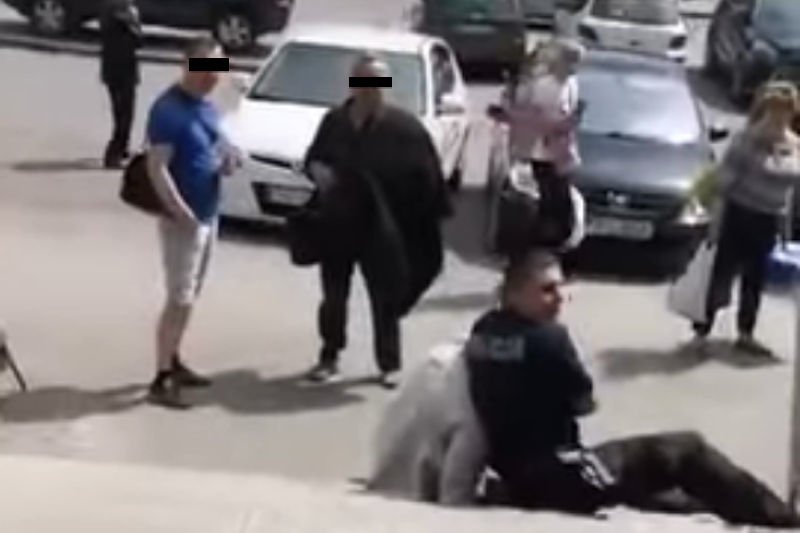 Policjant został dźgnięty nożem w czasie interwencji. Sprawcą miał być miejscowy radny.