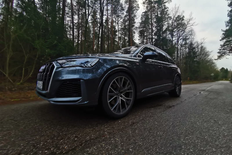 Audi zdecydowało się na zastosowanie w swoim Q7 systemu miękkiej hybrydy. Jest to prostsza odmiana układu hybrydowego, która nie wymaga dużego akumulatora do przechowywania energii.