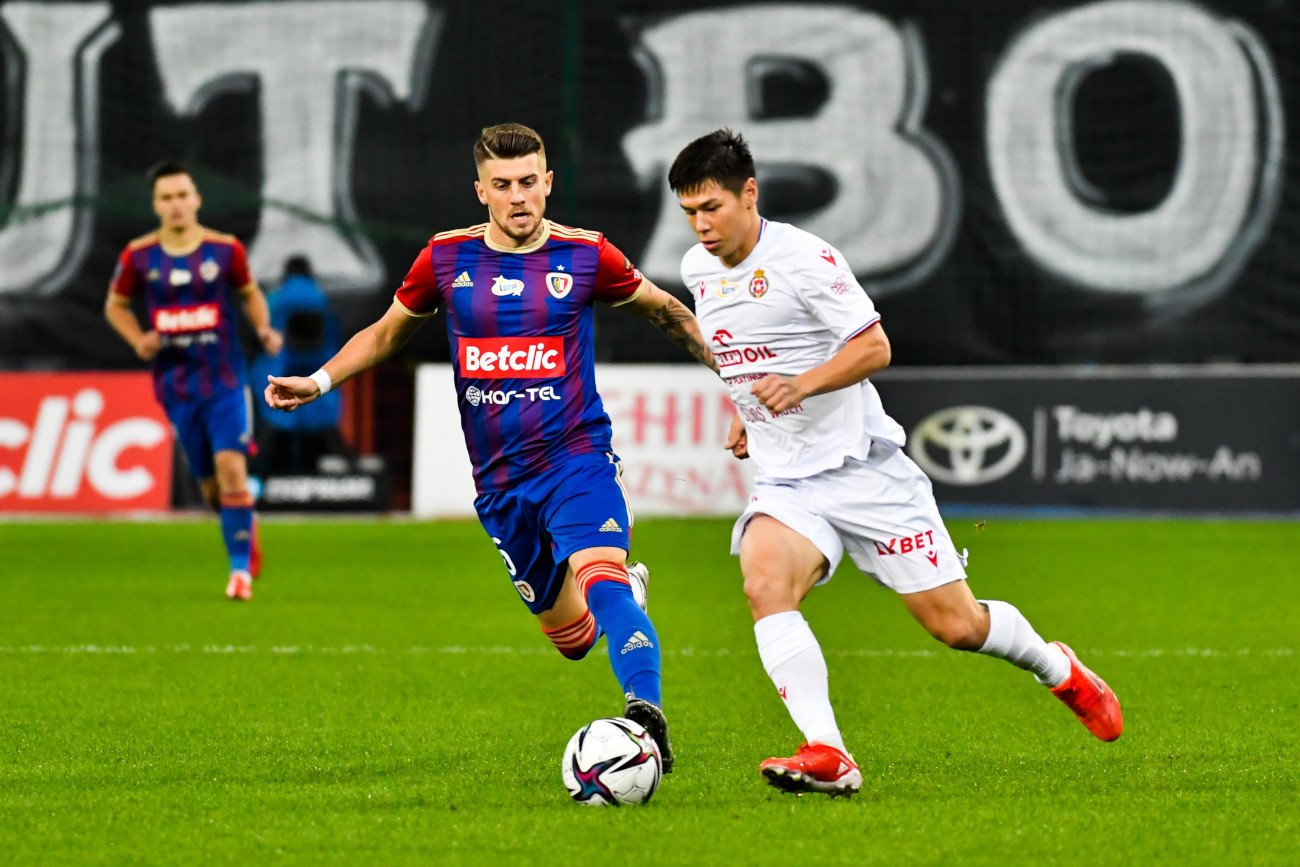 Piast Gliwice wygrał z Wisłą Kraków 1:0, zapewniając sobie zwycięstwo po kuriozalnym błędzie bramkarza gości.