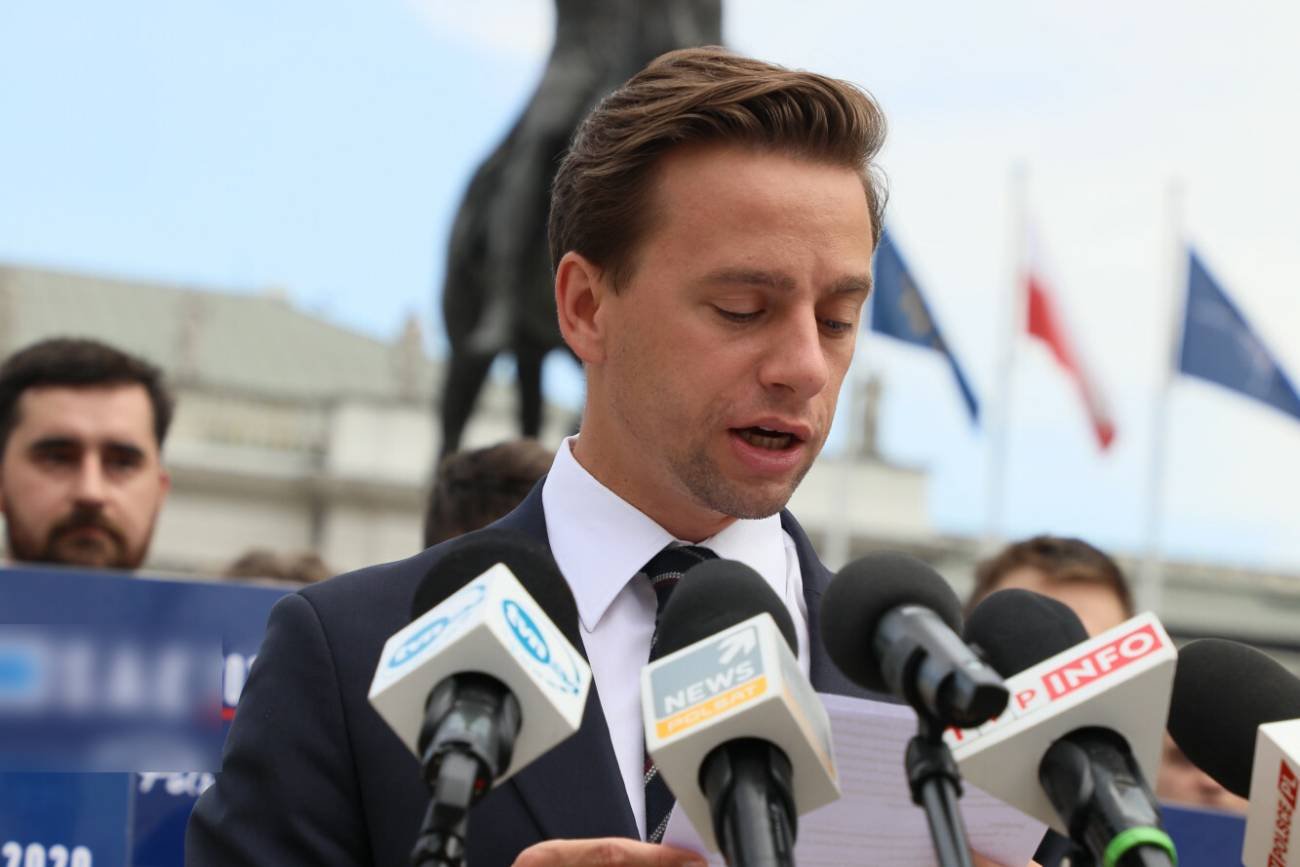 Bosak przyszedł do prezydenta Dudy z teczką. Wiadomo, co w niej było