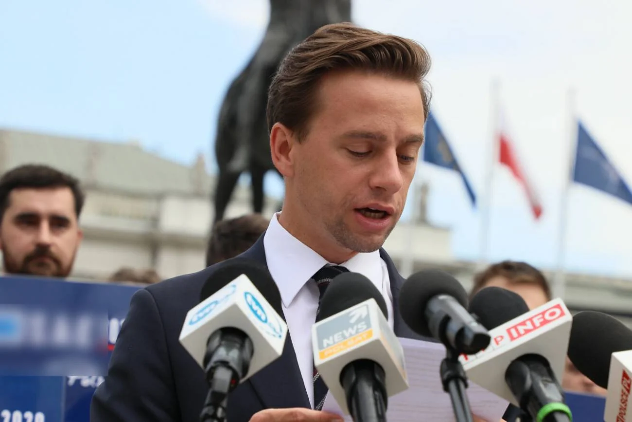 Bosak przyszedł do prezydenta Dudy z teczką. Wiadomo, co w niej było
