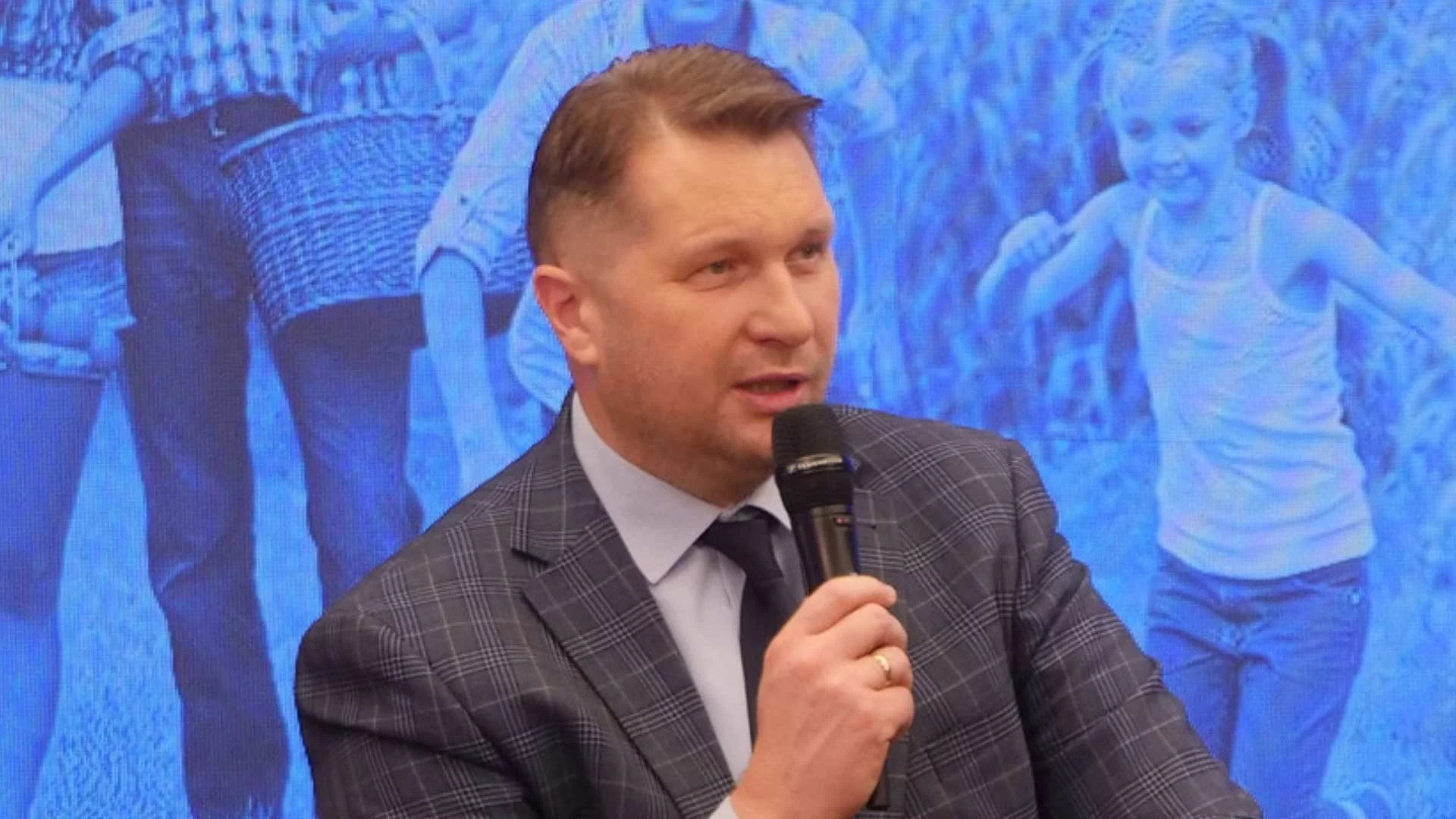 Dworek z "Willi Plus" na sprzedaż, a Czarnek się tłumaczy.