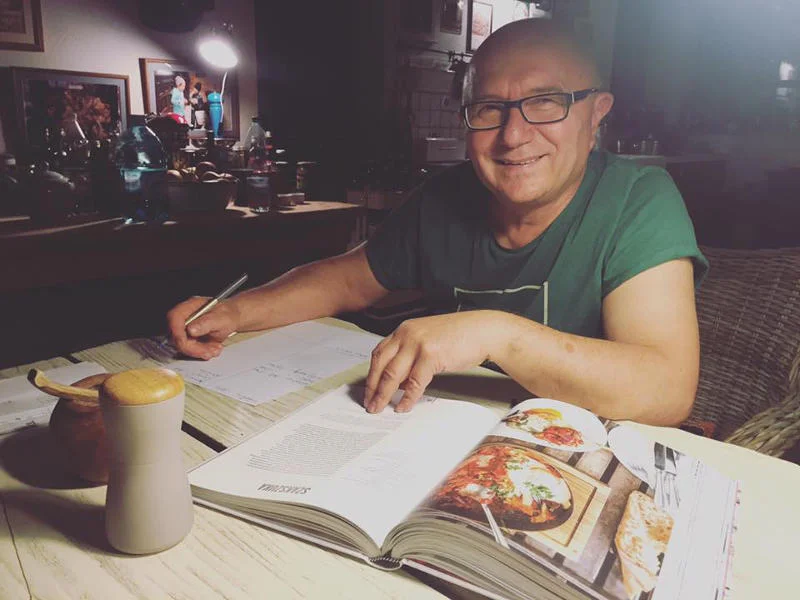 Pan Robert jest docenianym w środowisku gastronomicznym szefem kuchni.