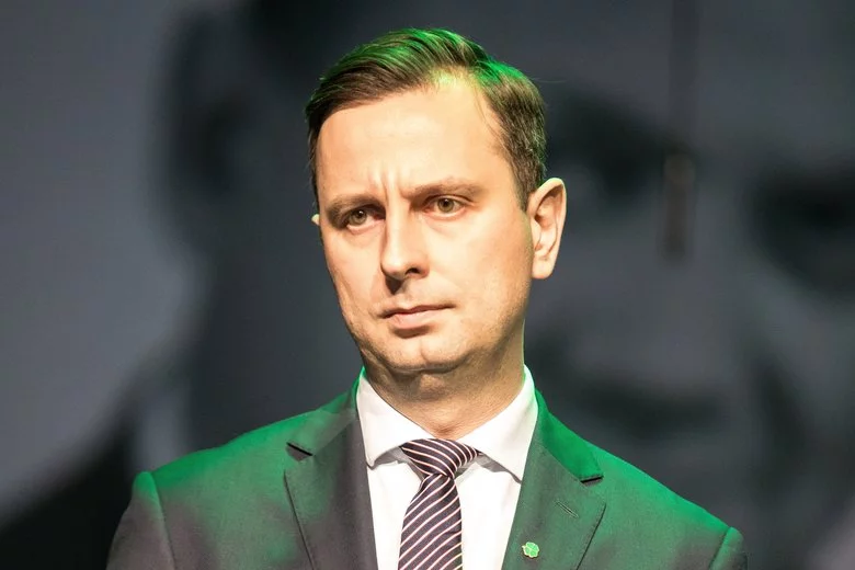 Władysław Kosiniak-Kamysz nie ma powodu do radości. Choć trzech kandydatów ludowców pojedzie do Brukseli, to partia traci elektorat na rzecz PiS.