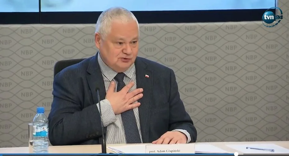 Adam Glapiński podczas konferencji prasowej nt. zarobków pracowników NBP.