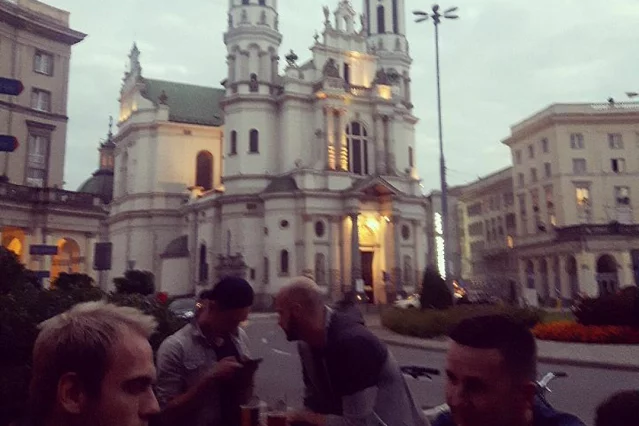 Plac Zbawiciela to jedno z lepszych miejsc do spędzenia wieczoru w Warszawie.