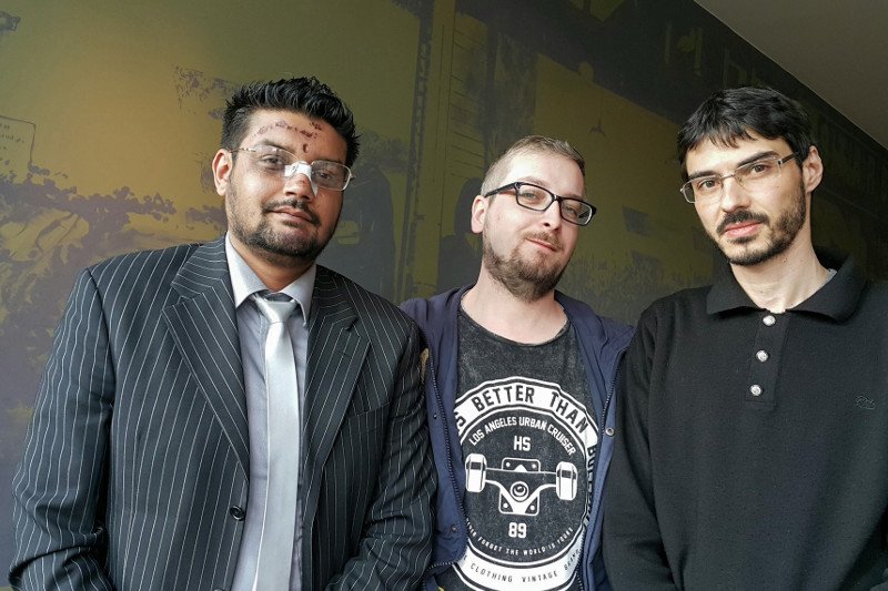 Umer Hayat chce założyć organizację antyrasistowską razem ze swoim przyjacielem, Kamilem Lesiewem i nowo poznanym znajomym, Sotirisem Karageorgosem.