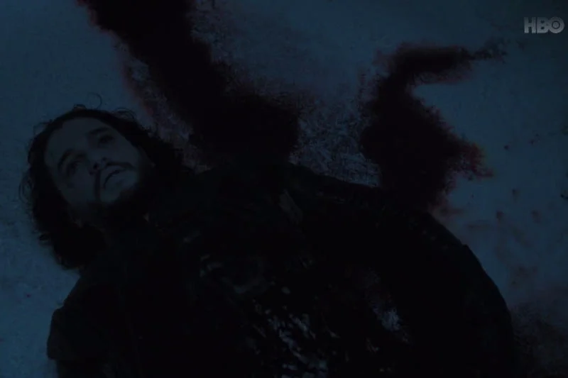 Niestety Jon Snow nawet na chwilę nie ożył.