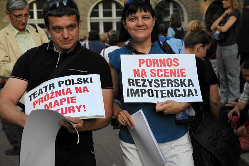 Protesty przed projekcją "Golgota Picnic". Jak widać Teatr Polski we Wrocławiu ma już całkiem niezłą obrazoburczą tradycję.