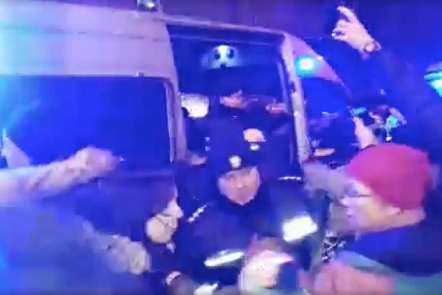 Policjanci mieli siłą wpakować protestujące pod siedzibą PiS kobiety. Cała sytuacja miała miejsce po Strajku Kobiet w Czarną Środę.