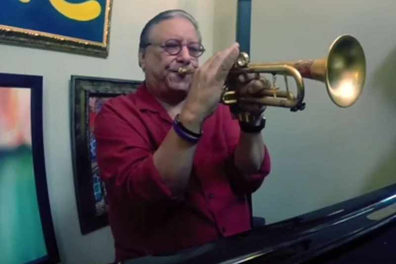 Arturo Sandoval udziela dla telewizji lekcji gry.