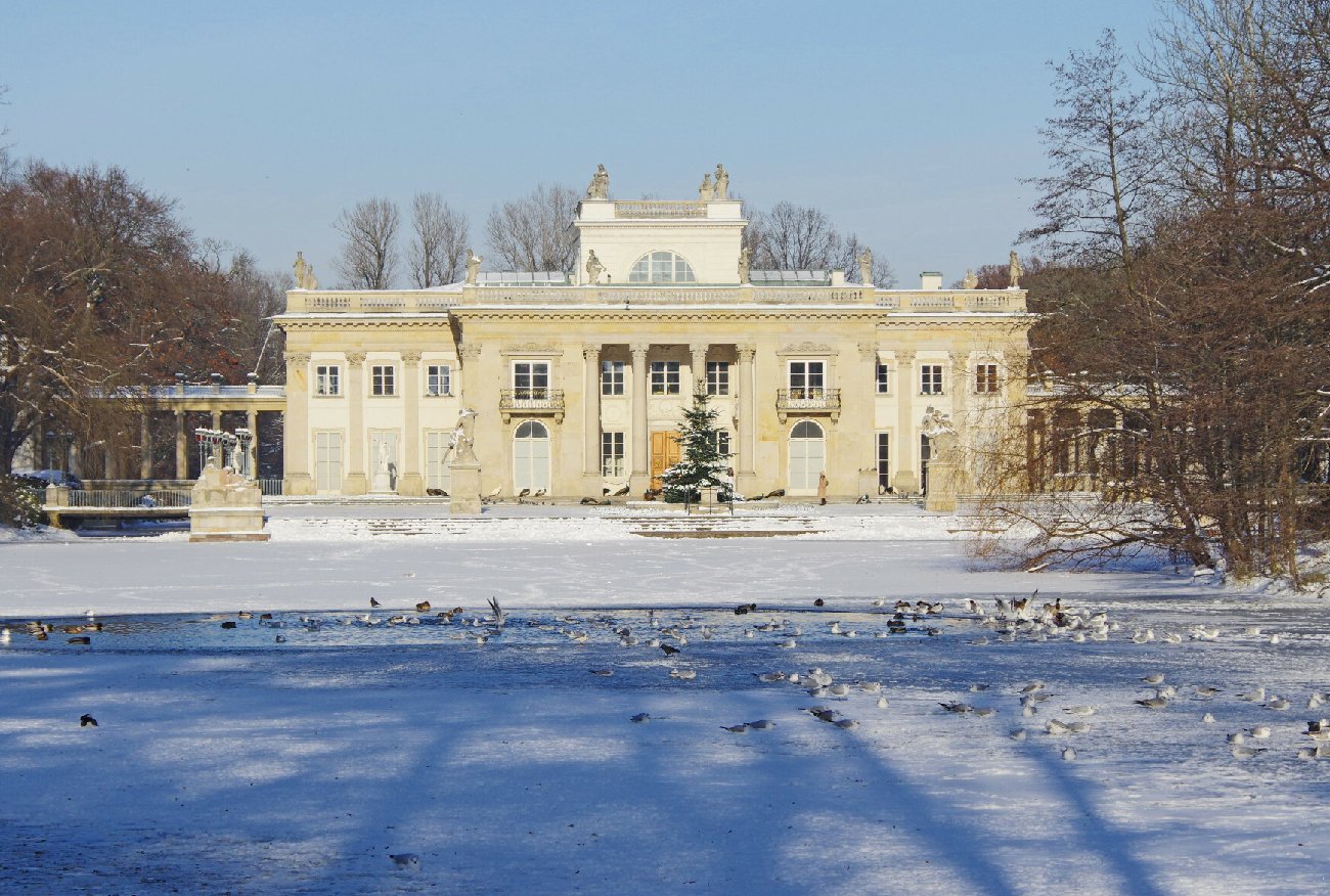 Makabryczne odkrycie w Łazienkach Królewskich. Zwłoki pływały w stawie.
