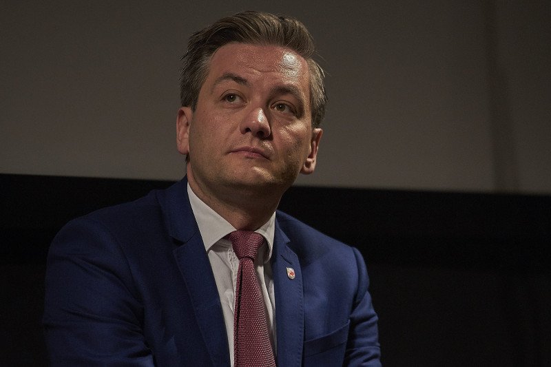 Robert Biedroń zauważa między innymi ekonomiczne plusy przyjęcia do Polski uchodźców.