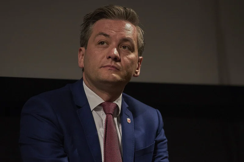 Robert Biedroń zauważa między innymi ekonomiczne plusy przyjęcia do Polski uchodźców.