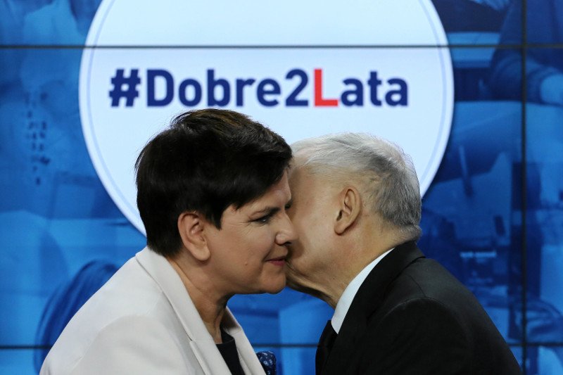 Według "Newsweeka" Jarosław Kaczyński wini Beatę Szydło oraz Beatę Kempę za aferę z nagrodami.