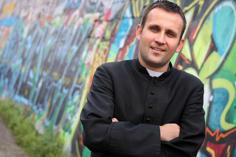 Ks. Jakub Bartczak z Wrocławia na przełomie września i października wydaje swoją hip-hopową płytę.