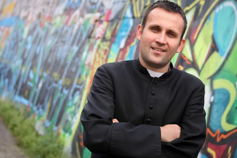 Ks. Jakub Bartczak z Wrocławia na przełomie września i października wydaje swoją hip-hopową płytę.