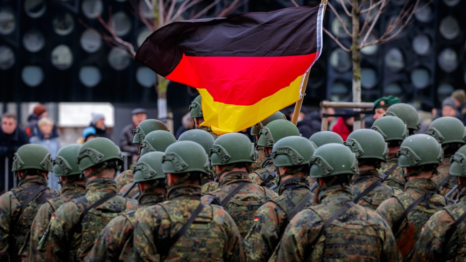 Żołnierze Bundeswehry. W tle flaga Niemiec.