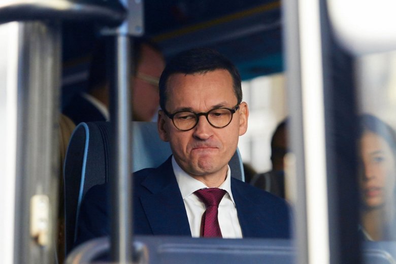 Fakt: Morawiecki aż dwie godziny czekał na rozmowę z Kaczyńskim przed budynkiem przy Nowogrodzkiej.