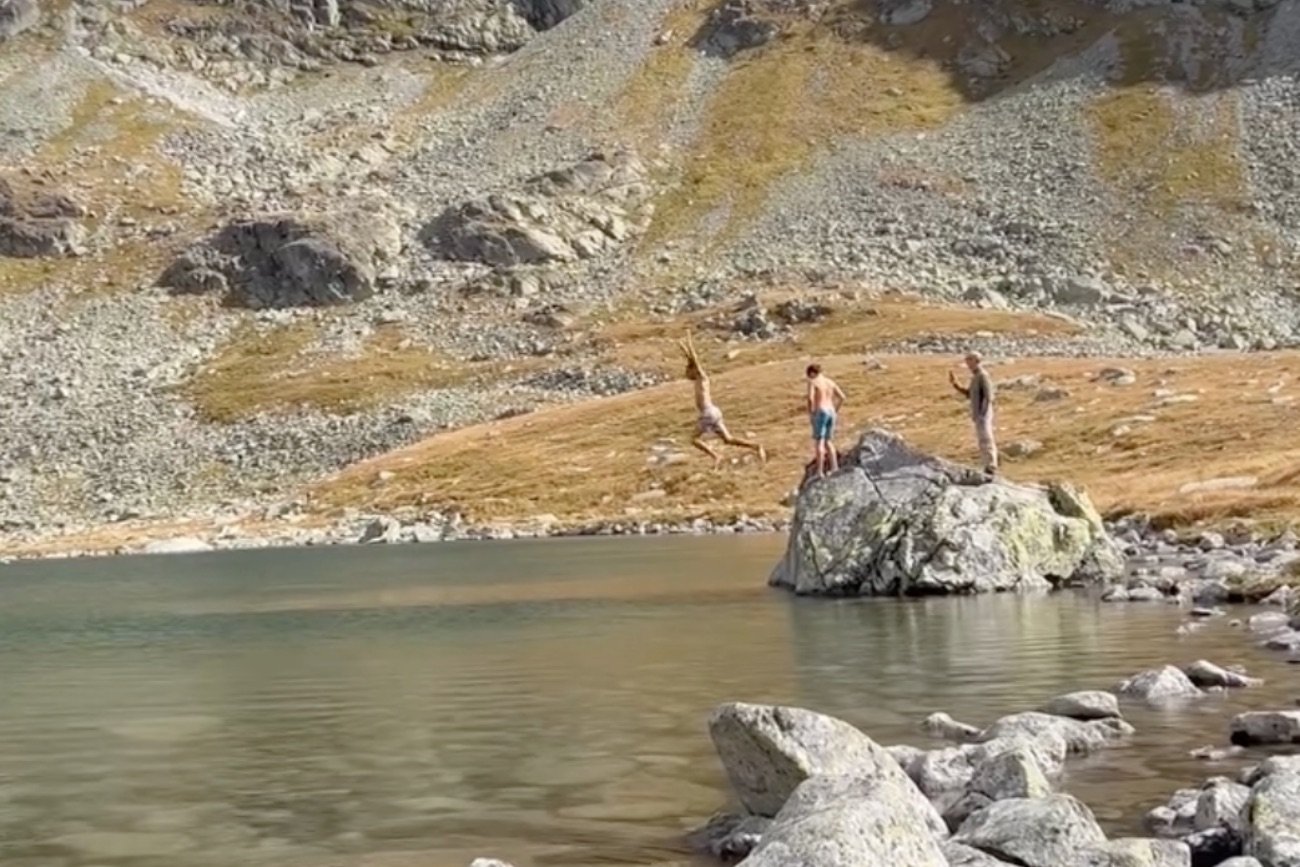 Turyści mimo zakazu skakali do Szczyrbskiego Jeziora w Tatrach.