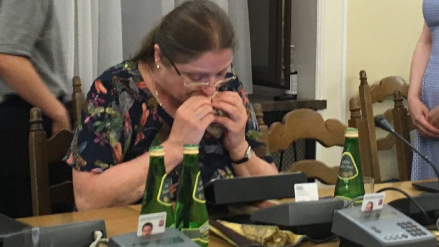 Krystyna Pawłowicz podczas awantury na komisji sprawiedliwości postanowiła zjeść kanapkę.