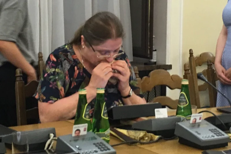 Krystyna Pawłowicz podczas awantury na komisji sprawiedliwości postanowiła zjeść kanapkę.