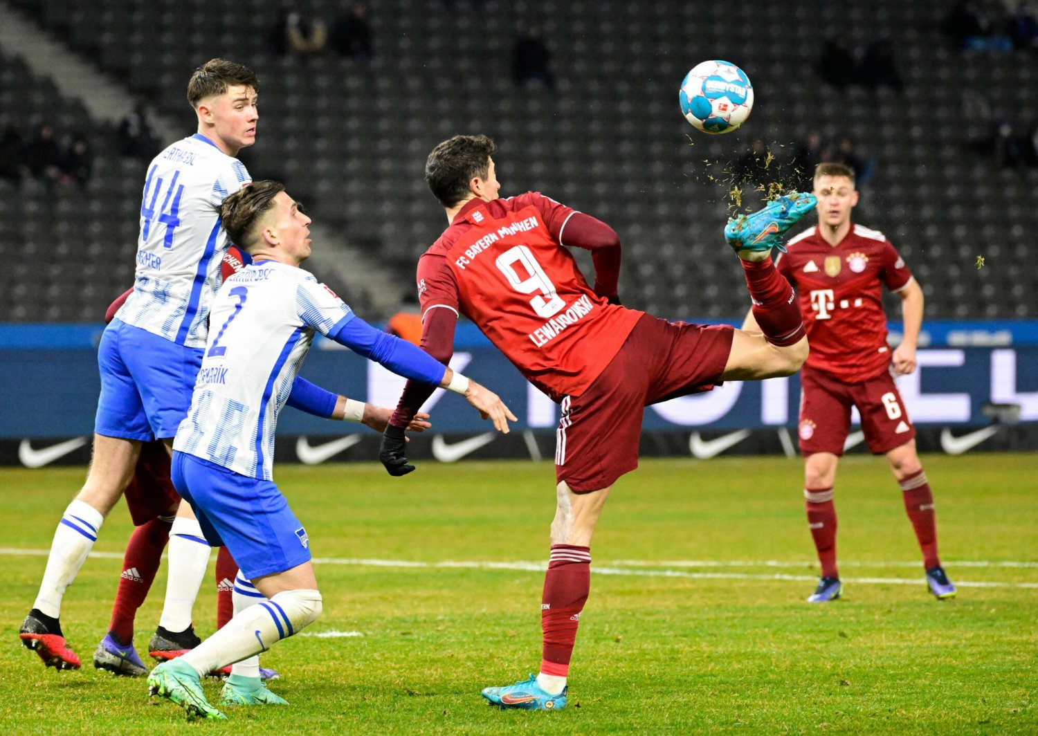 Robert Lewandowski próbował w niedzielę wszystkiego, ale gola dla Bayernu Monachium nie strzelił