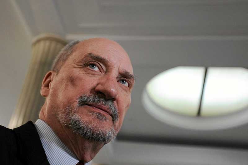 Będzie pozew przeciw autorom filmu "Śmierć prezydenta"? Antoni Macierewicz oferuje pomoc wszystkim chętnym na taki krok.