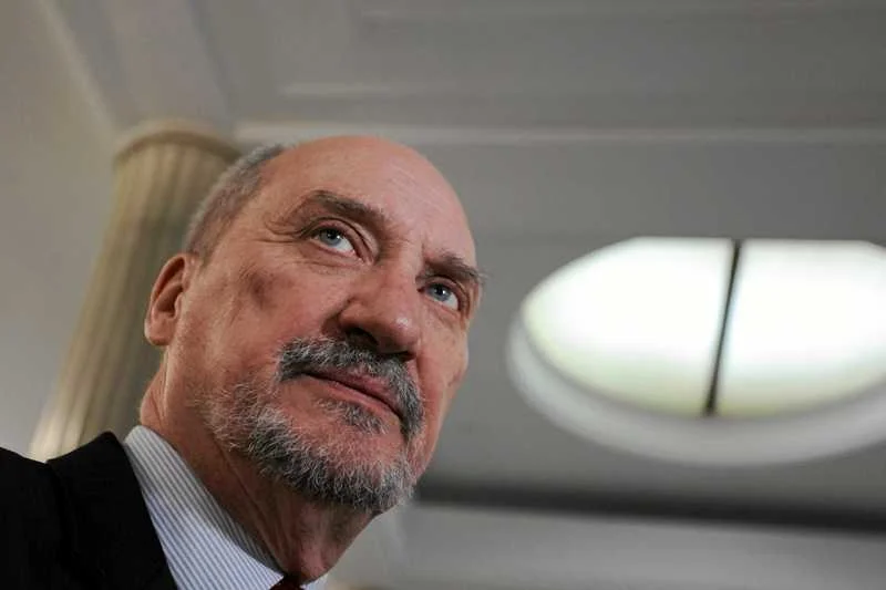 Będzie pozew przeciw autorom filmu "Śmierć prezydenta"? Antoni Macierewicz oferuje pomoc wszystkim chętnym na taki krok.