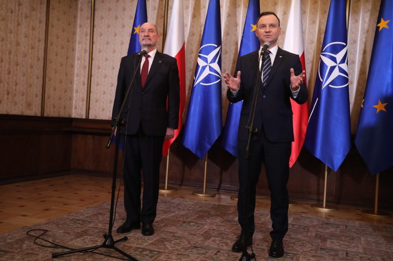 Andrzej Duda i Antoni Macierewicz tolerują się tylko na zdjęciach.