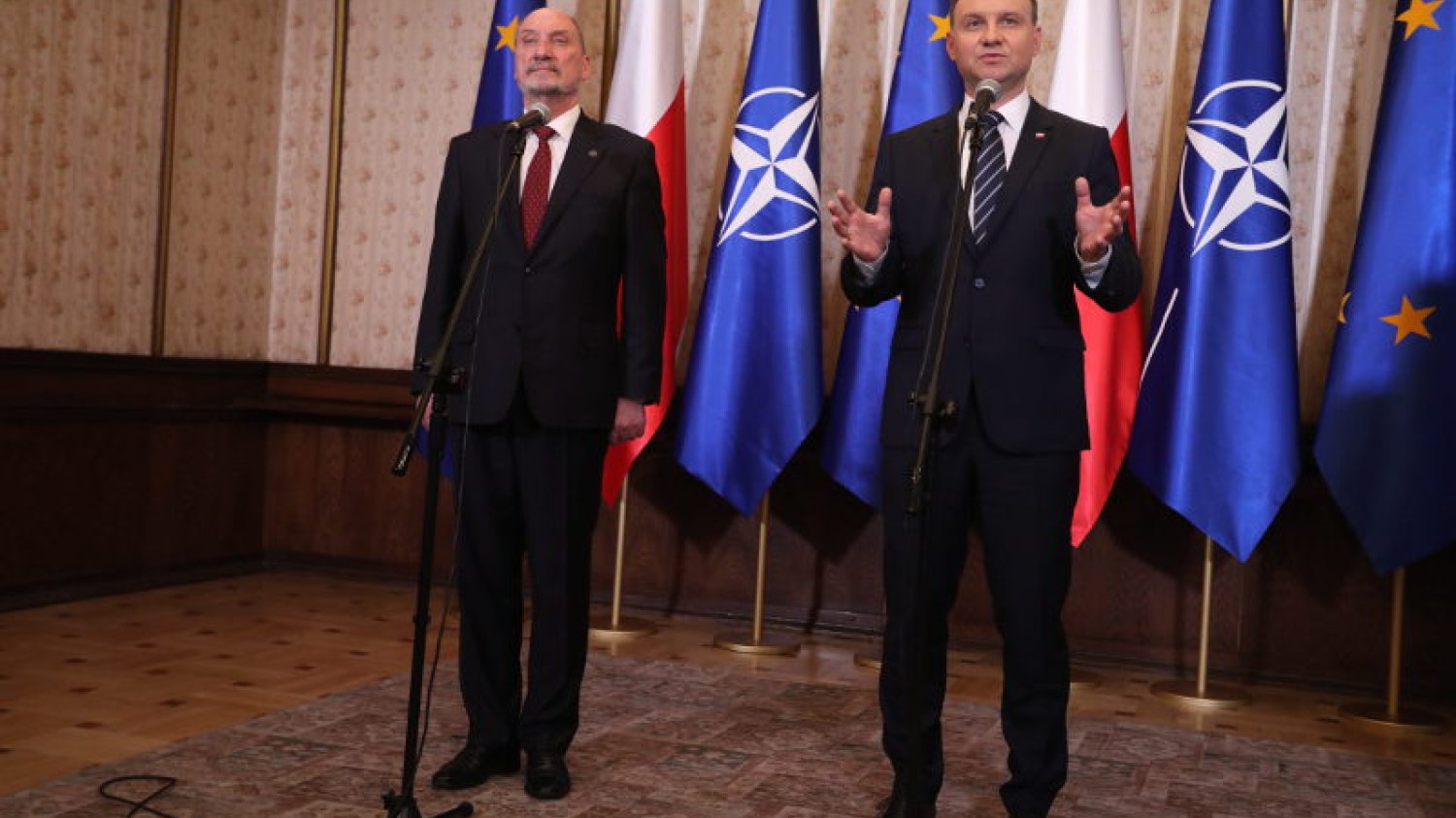 Andrzej Duda i Antoni Macierewicz tolerują się tylko na zdjęciach.