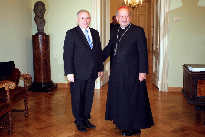 Rok 2006. Ówczesny premier Jarosław Kaczyński spotyka się z kard. Dziwiszem. Cztery lata później kościelny przywódca wyrazi zgodę na pogrzebanie jego brata, prezydenta, na Wawelu.