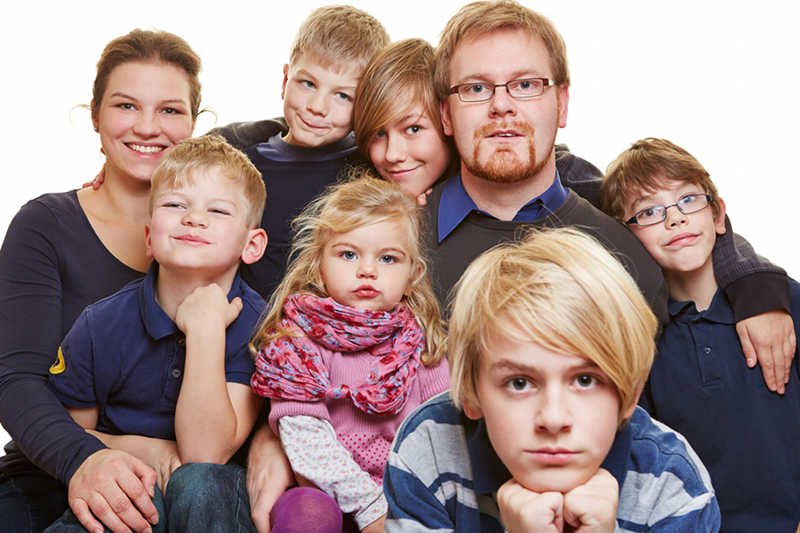 "Gazeta Wyborcza" twierdzi, że "im więcej dzieci, tym więcej biedy" w polskich domach.