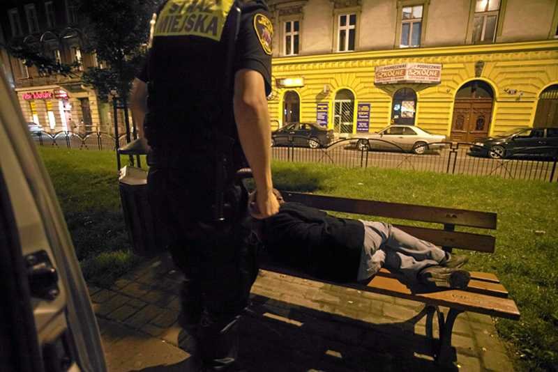 Strażnik miejski na patrolu